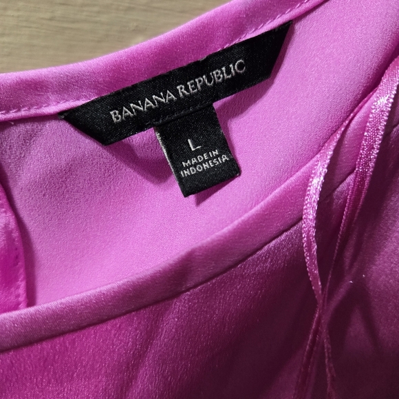 Banana Republic 100% Polyester Pink Satin Cap Sleeve Key Hole Button Back Top - Picture 3 of 5